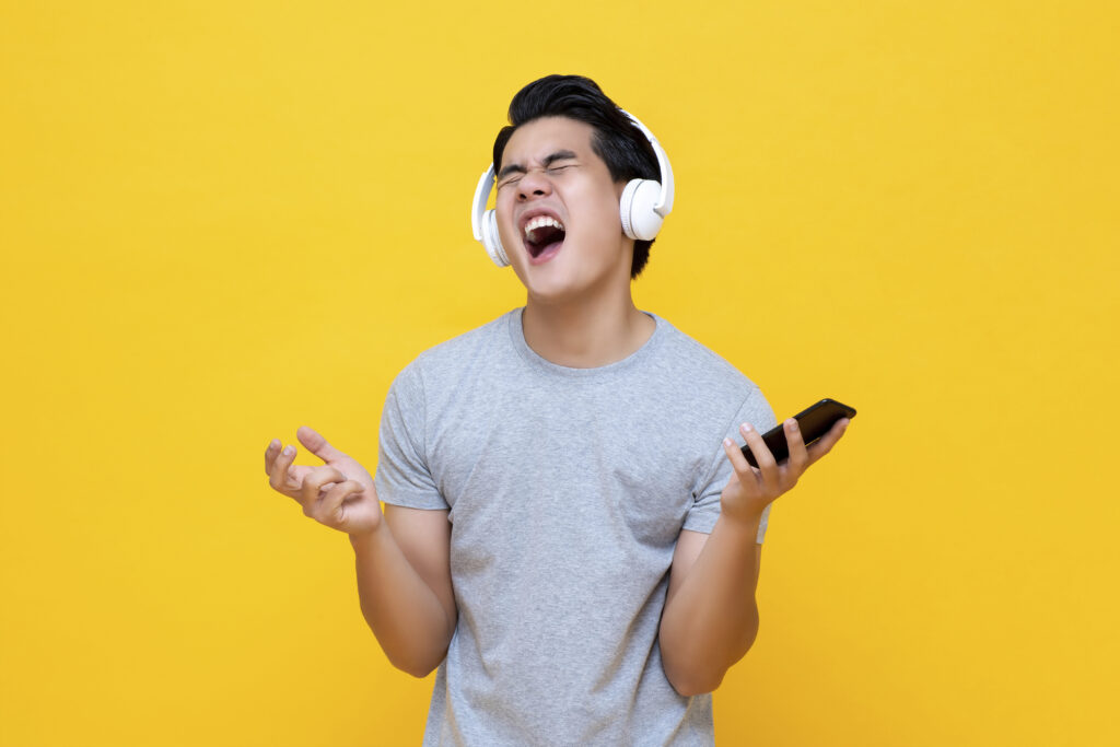 Hábitos comuns que podem prejudicar sua audição